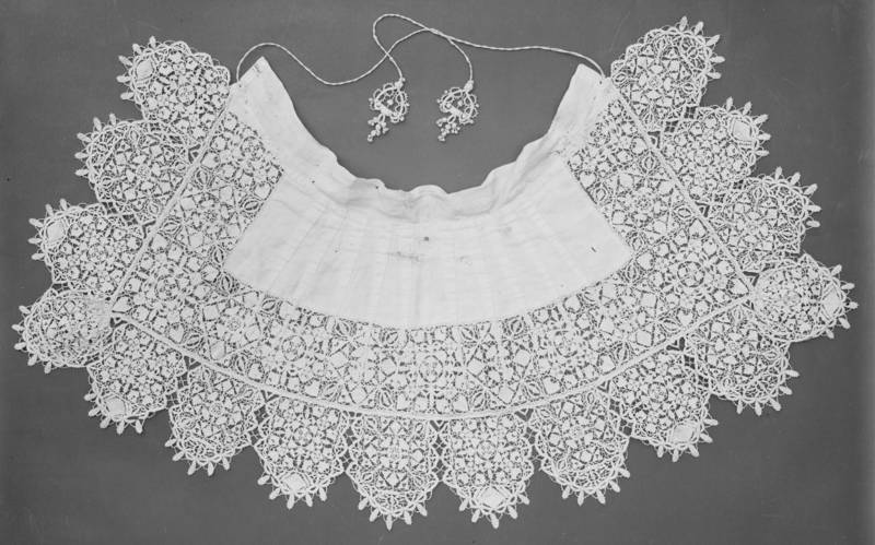 File:Svepkrage linne - Livrustkammaren - 25830.jpg